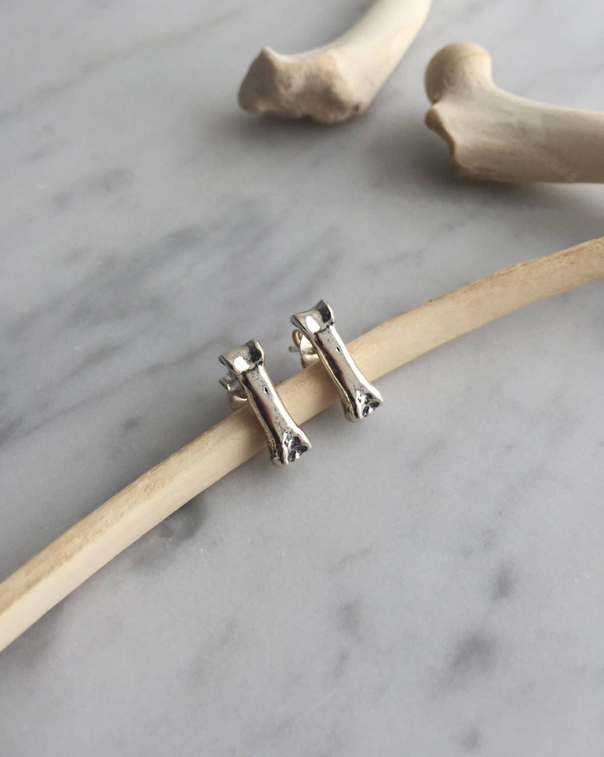 fox short toe bone studs